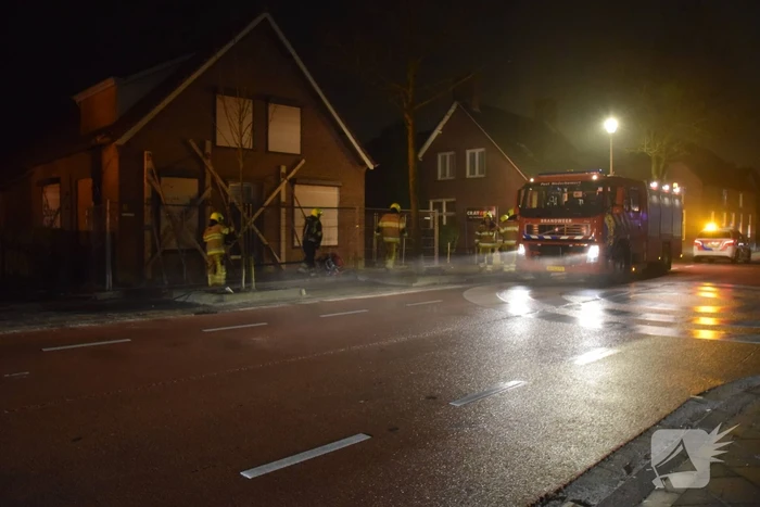 Veel rook bij brand leegstaande woning