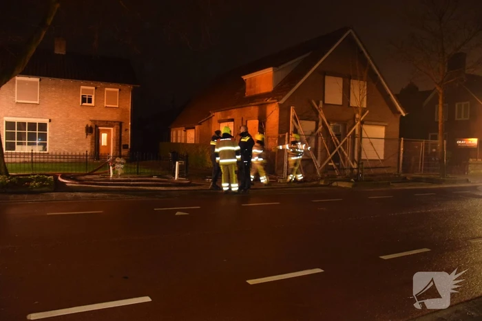 Veel rook bij brand leegstaande woning