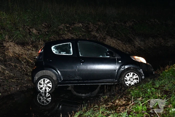 Automobilist rijdt talud af en belandt in sloot