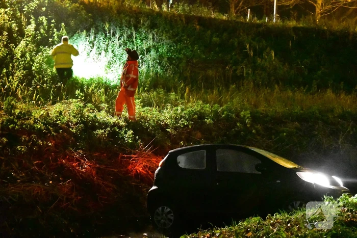 Automobilist rijdt talud af en belandt in sloot