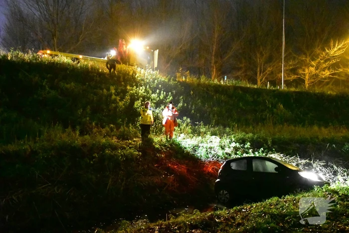 Automobilist rijdt talud af en belandt in sloot