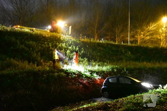 Automobilist rijdt talud af en belandt in sloot
