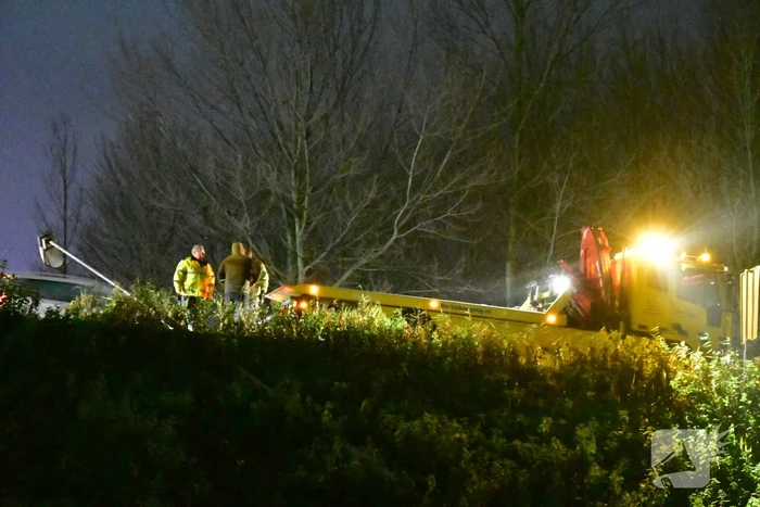 Automobilist rijdt talud af en belandt in sloot