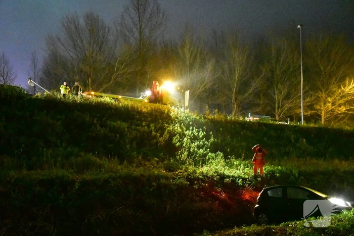 Automobilist rijdt talud af en belandt in sloot