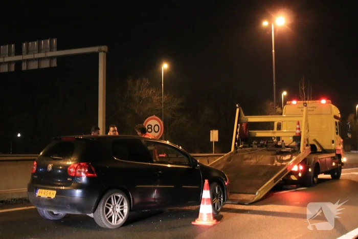 Opnieuw auto uit beruchte bocht gevlogen