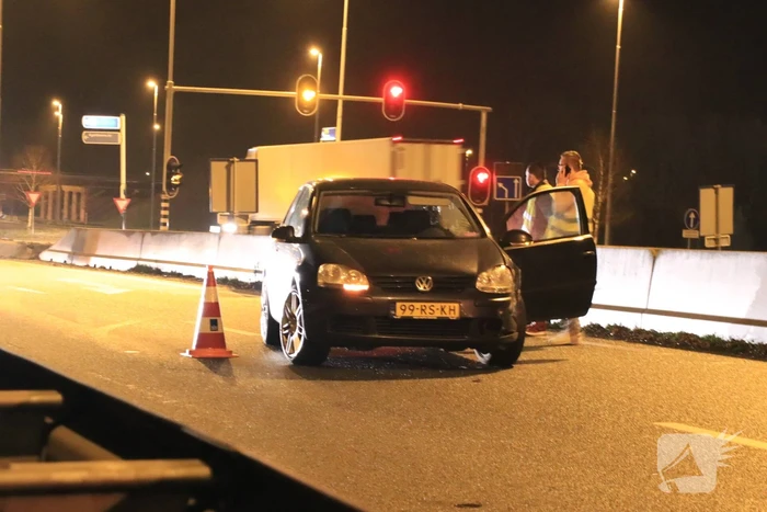 Opnieuw auto uit beruchte bocht gevlogen