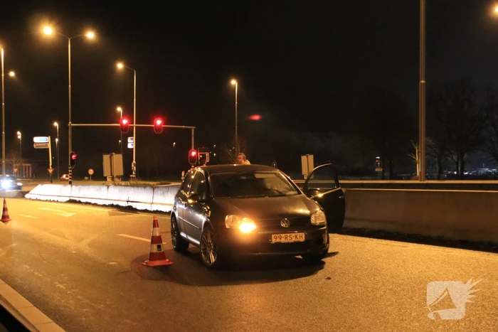 Opnieuw auto uit beruchte bocht gevlogen