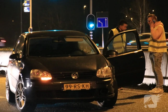 Opnieuw auto uit beruchte bocht gevlogen