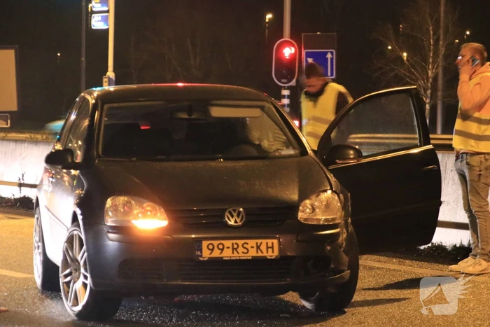 Opnieuw auto uit beruchte bocht gevlogen