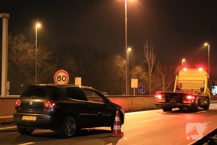 Opnieuw auto uit beruchte bocht gevlogen