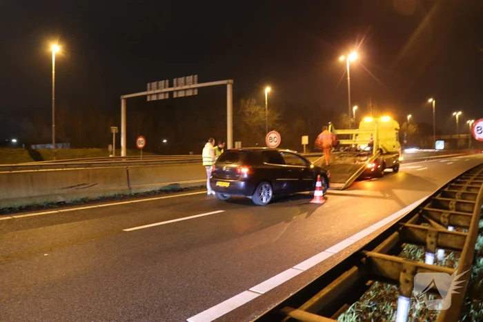 Opnieuw auto uit beruchte bocht gevlogen