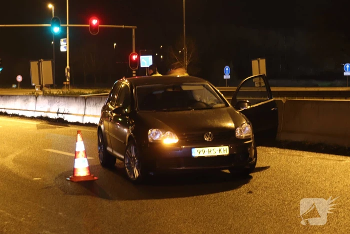 Opnieuw auto uit beruchte bocht gevlogen
