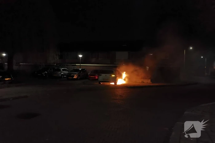 Auto verwoest door brand
