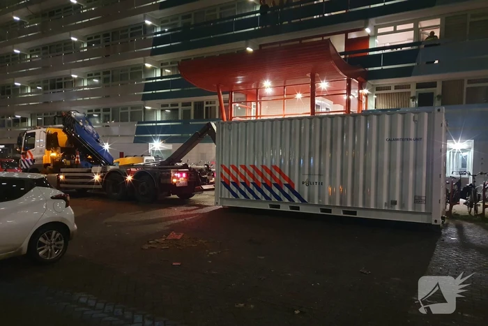 Overleden persoon onder flatgebouw aangetroffen
