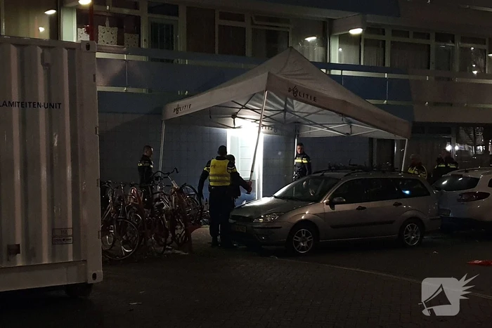 Overleden persoon onder flatgebouw aangetroffen