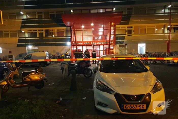 Overleden persoon onder flatgebouw aangetroffen