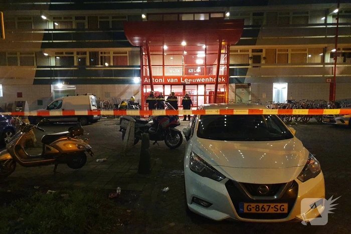 Overleden persoon onder flatgebouw aangetroffen