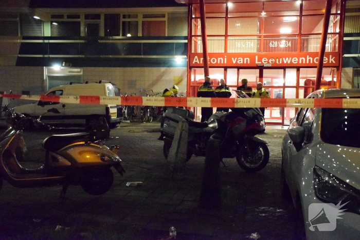 Overleden persoon onder flatgebouw aangetroffen