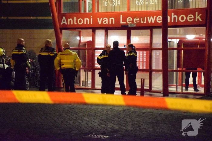 Overleden persoon onder flatgebouw aangetroffen