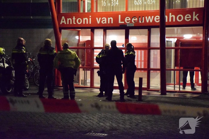 Overleden persoon onder flatgebouw aangetroffen