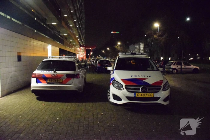 Overleden persoon onder flatgebouw aangetroffen
