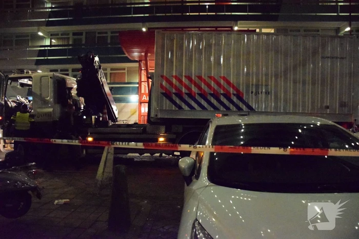 Overleden persoon onder flatgebouw aangetroffen