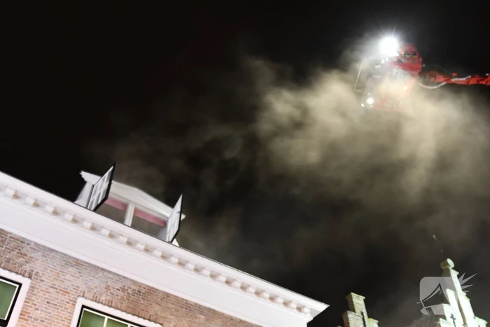 Grote brand historisch pand, brand moeilijk te bestrijden