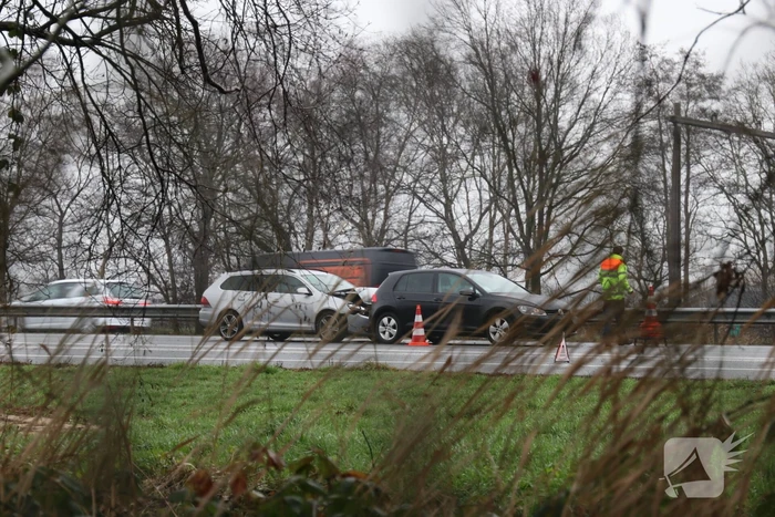 Flinke file na kop-staartbotsing op snelweg