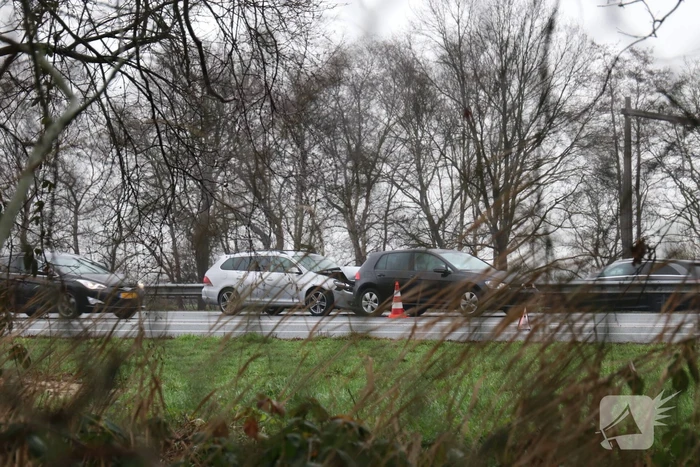 Flinke file na kop-staartbotsing op snelweg