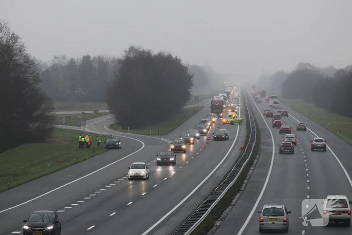 Flinke file na kop-staartbotsing op snelweg