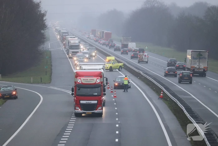 Flinke file na kop-staartbotsing op snelweg