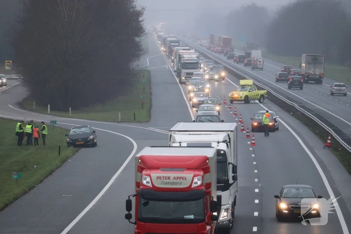 Flinke file na kop-staartbotsing op snelweg