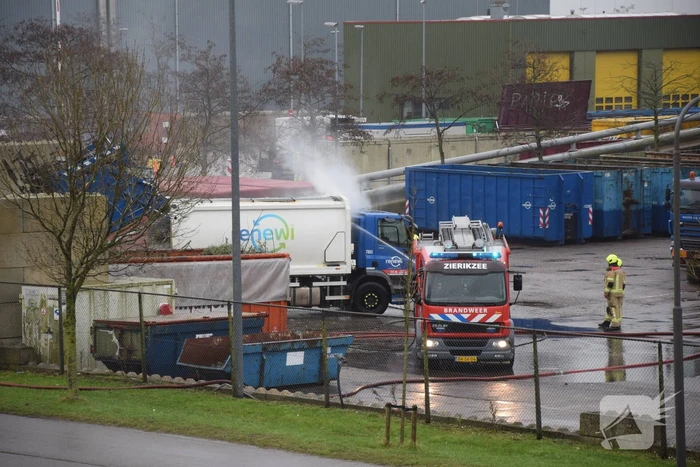 Vuilnis in vuilniswagen vat vlam