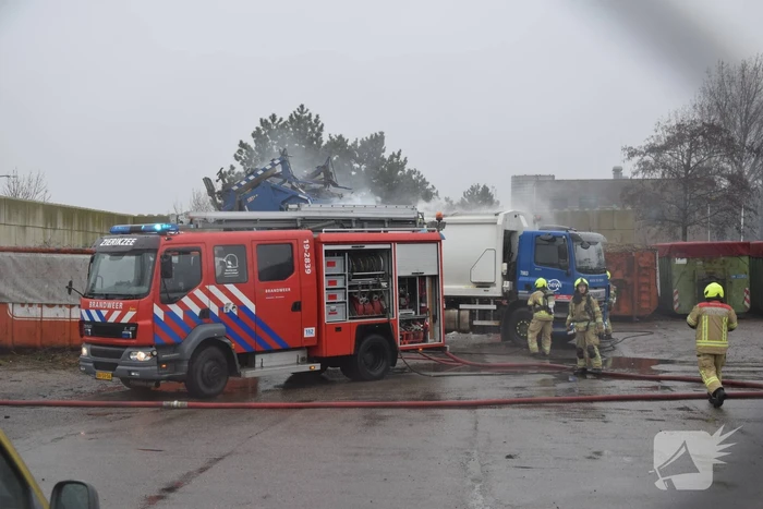 Vuilnis in vuilniswagen vat vlam