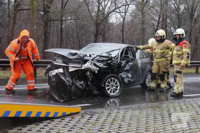 Twee auto's total loss na frontale botsing