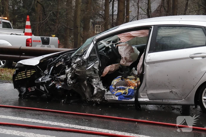 Twee auto's total loss na frontale botsing