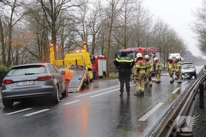 Twee auto's total loss na frontale botsing