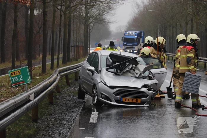 Twee auto's total loss na frontale botsing