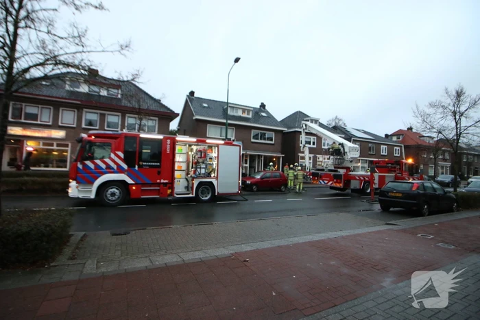 Drukke straat afgesloten door schoorsteenbrand