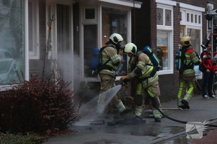 Drukke straat afgesloten door schoorsteenbrand