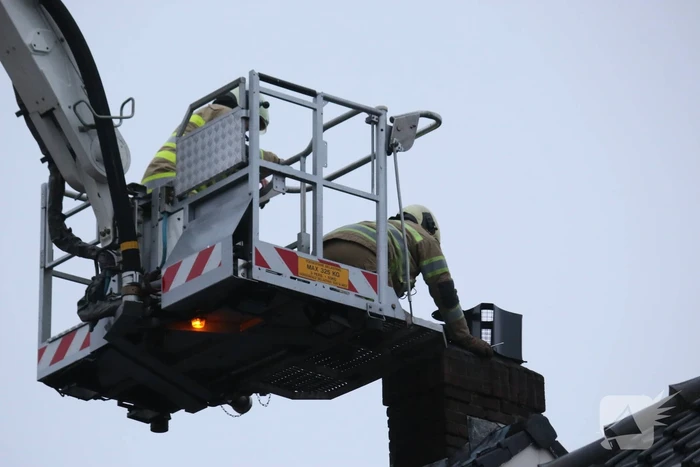 Drukke straat afgesloten door schoorsteenbrand