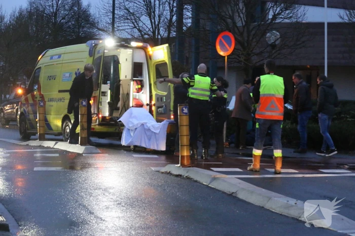Fietser gewond na aanrijding met auto op oversteekpunt