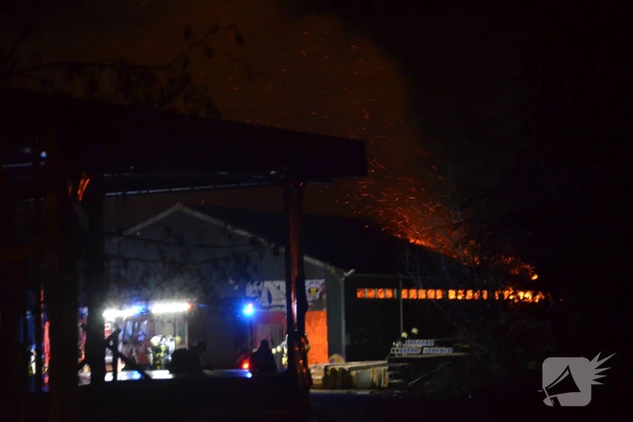 Loods voormalig vuurwerkproducent in brand