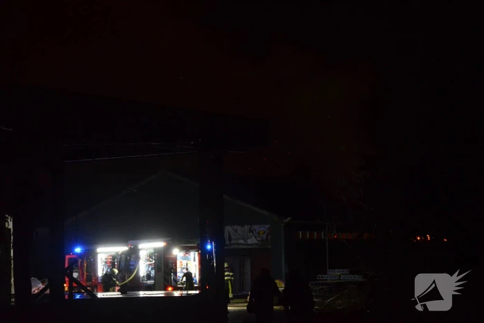 Loods voormalig vuurwerkproducent in brand