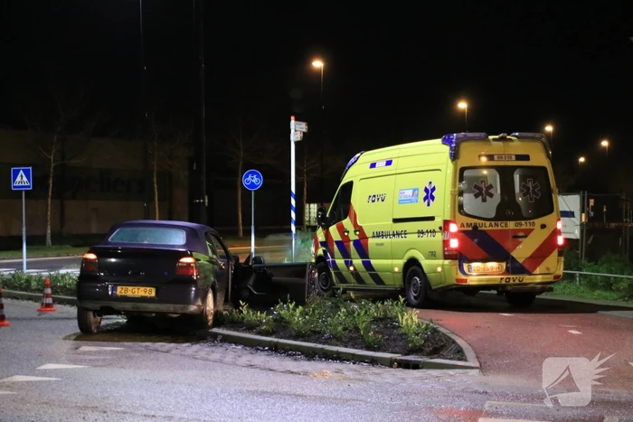 Minderjarige zonder rijbewijs verliest macht over het stuur en ramt lantaarnpaal