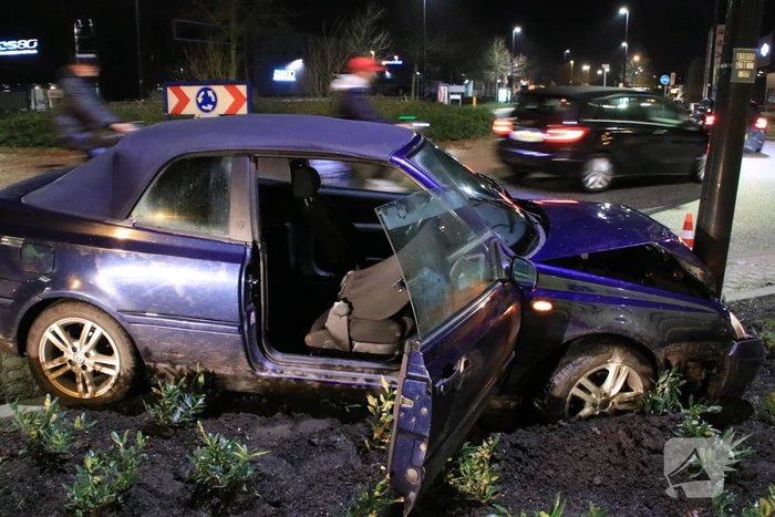 Minderjarige zonder rijbewijs verliest macht over het stuur en ramt lantaarnpaal