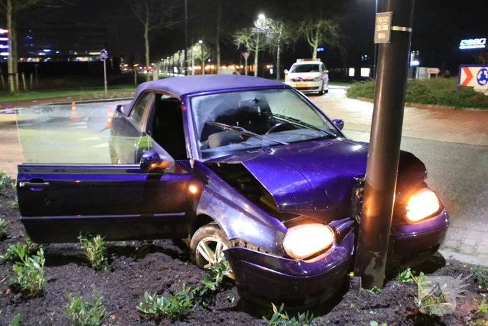 Minderjarige zonder rijbewijs verliest macht over het stuur en ramt lantaarnpaal