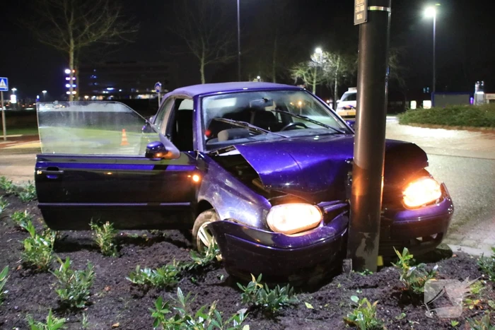 Minderjarige zonder rijbewijs verliest macht over het stuur en ramt lantaarnpaal