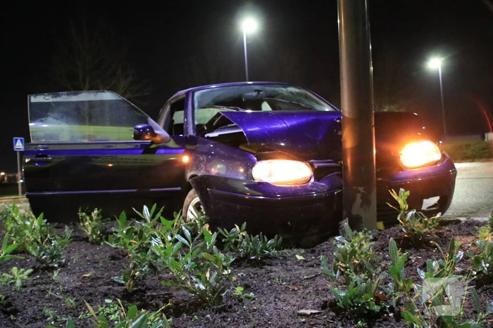 Minderjarige zonder rijbewijs verliest macht over het stuur en ramt lantaarnpaal