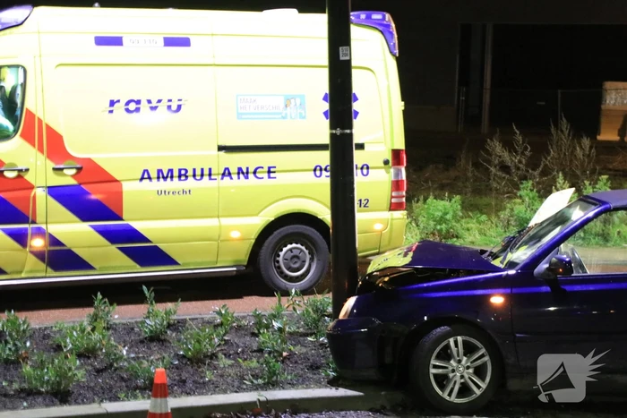 Minderjarige zonder rijbewijs verliest macht over het stuur en ramt lantaarnpaal